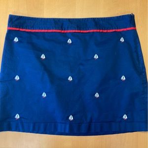 Cute & preppy Vineyard Vines mini with embroidered sailboats. Size 16.